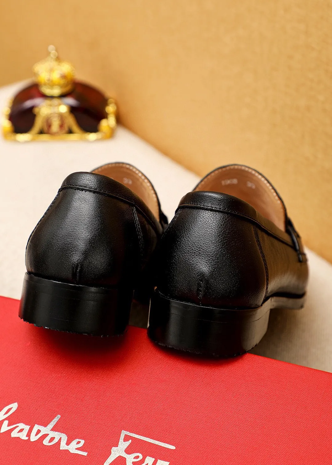 Men's shoes 💰462 💐 Product trademark: Ferragamo "Ferragamo" casual leather shoes Regular size: 38-44 (45.46🉑️customized) Product materials: Selected imported first-layer calfskin embossed upper + luxury hardware buckle, imported water-dyed cow leather lining. Strong three-dimensional visual effect, combined outsole Color: 1⃣️color optional